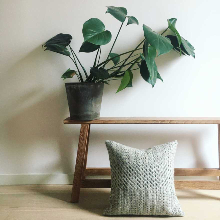 Woven cushion in ecru with graphic design