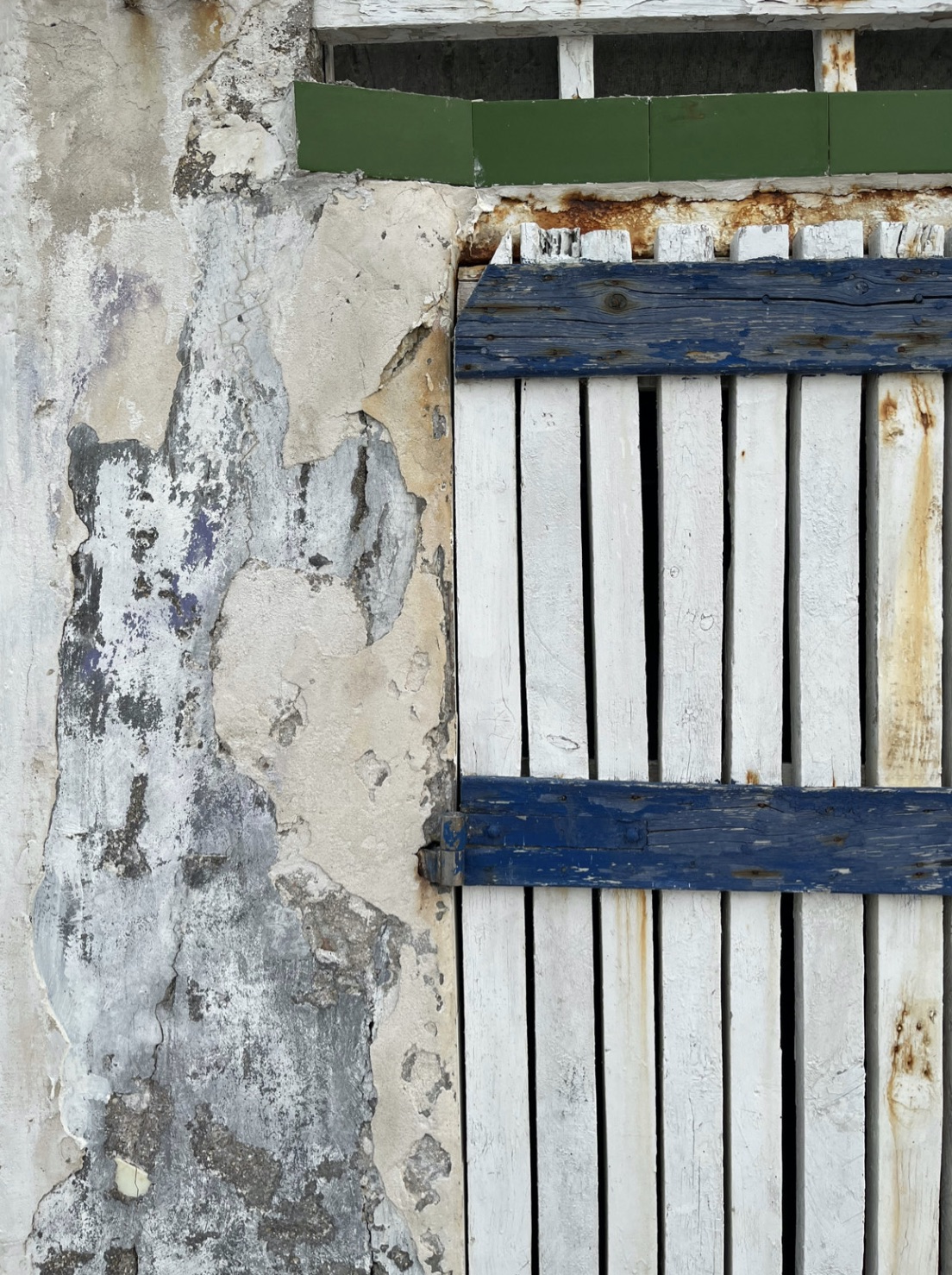 Beach cave door green and white at Spiaggia del Passetto, Ancona