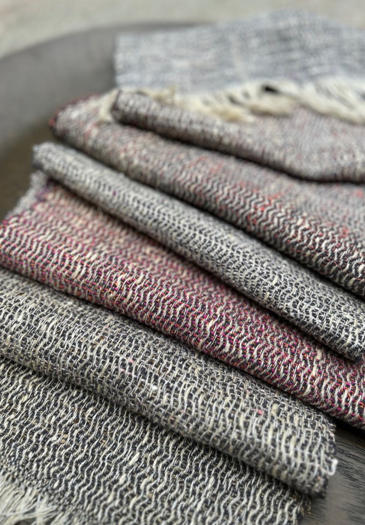 Handwoven scarf linen and lambswool, blackberry crush