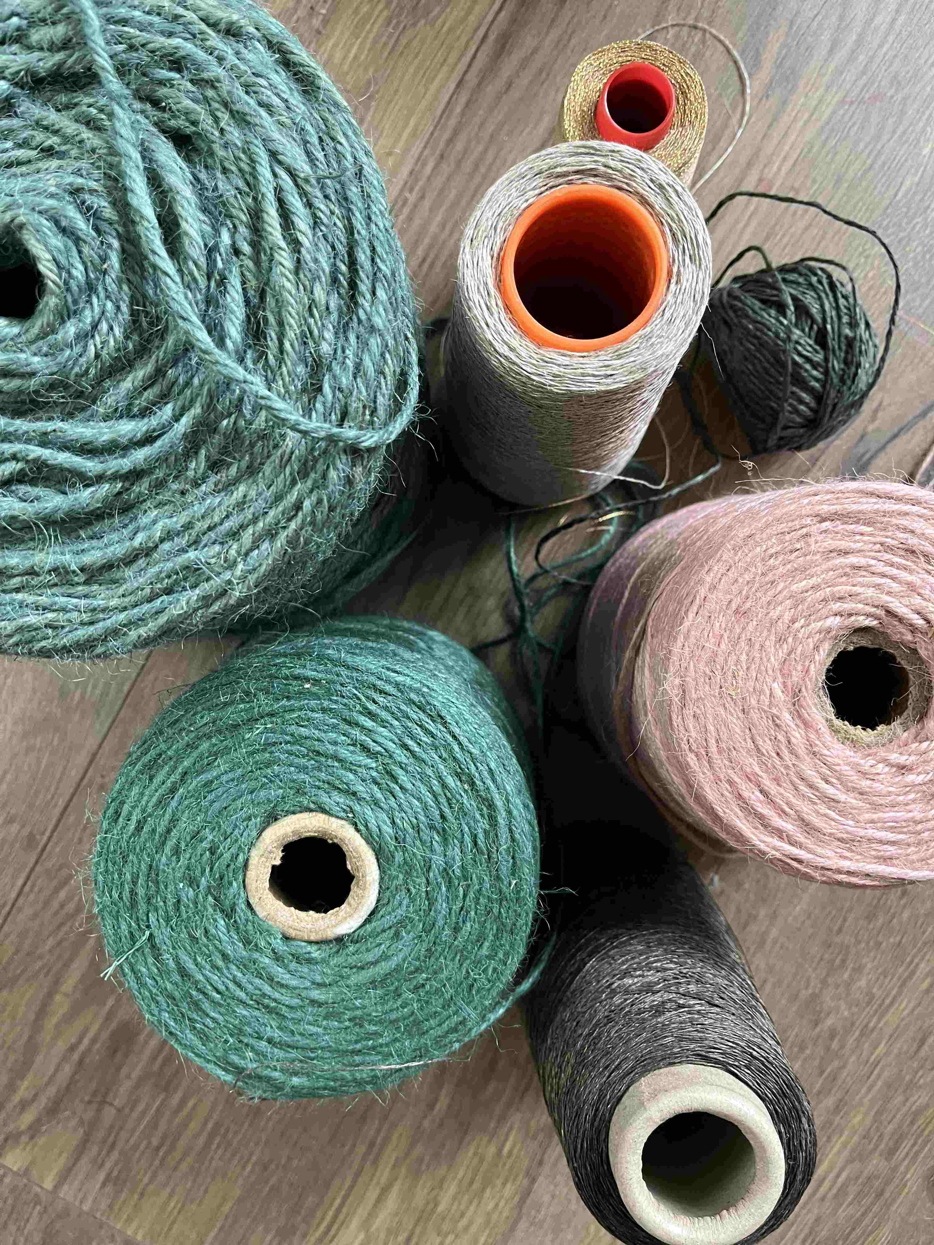 Jute, linen and gold yarns