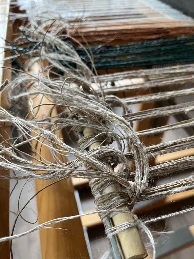 Tying in on the loom