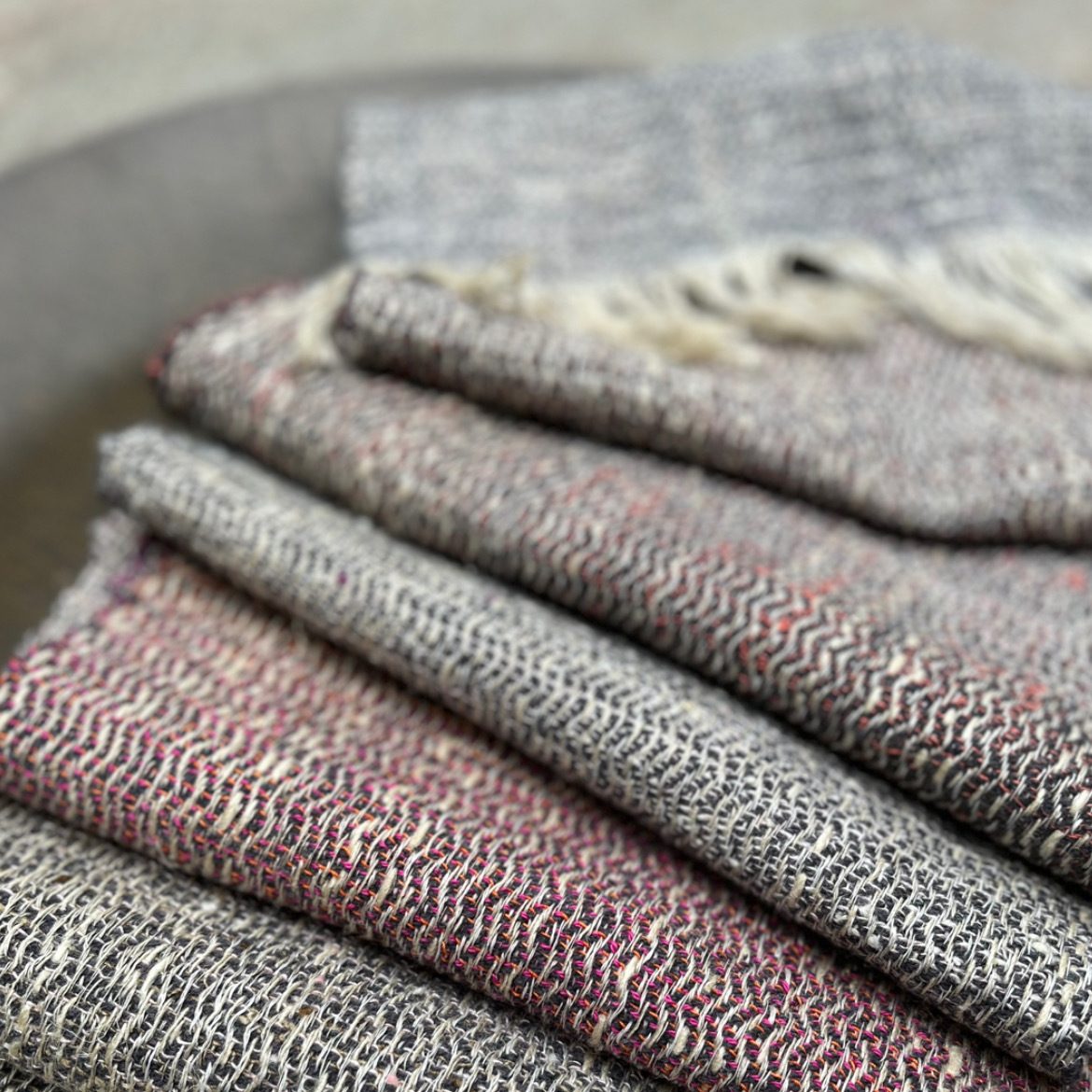 Handwoven scarf linen and lambswool, blackberry crush