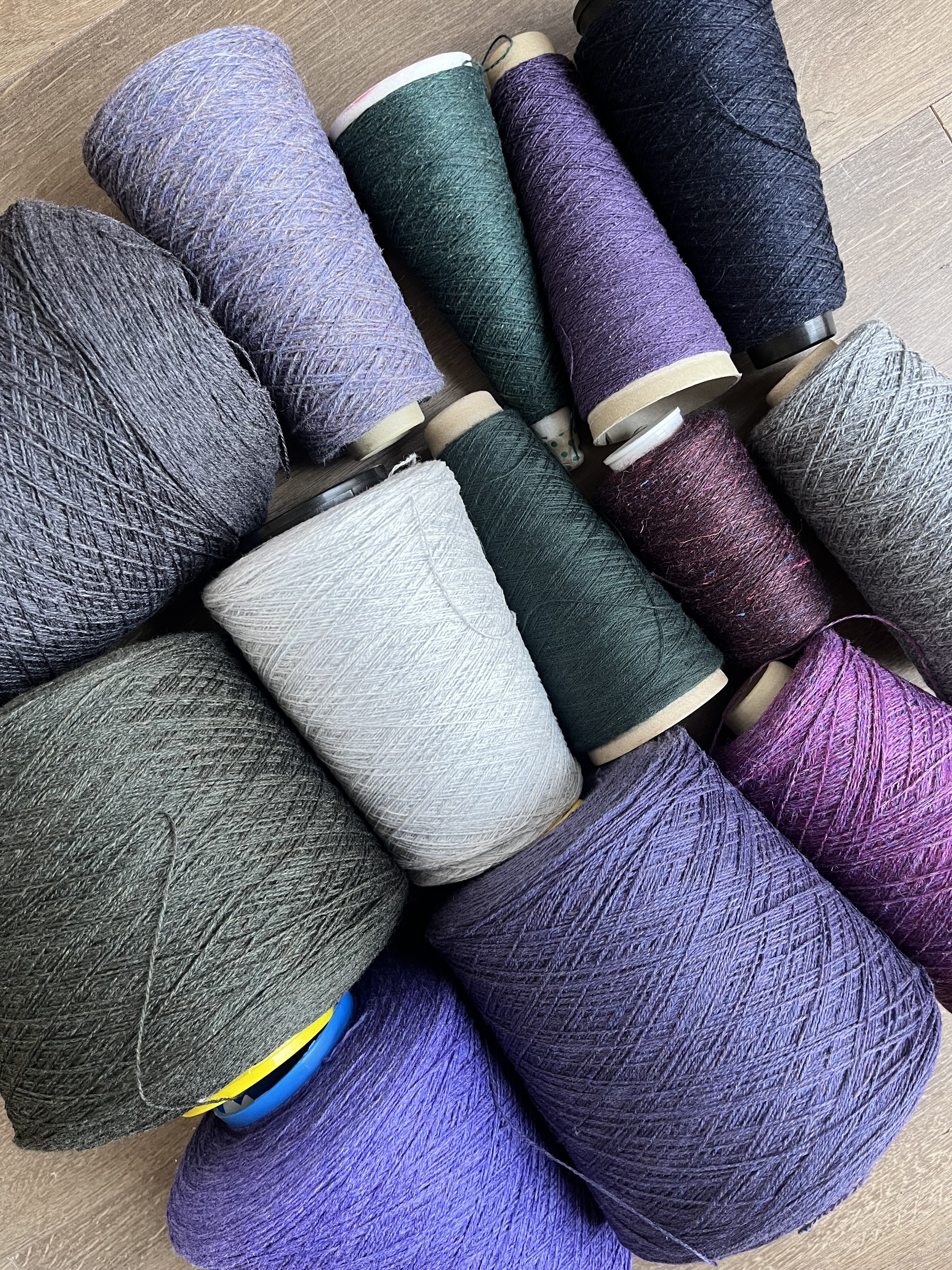 Selecting yarns for the warp