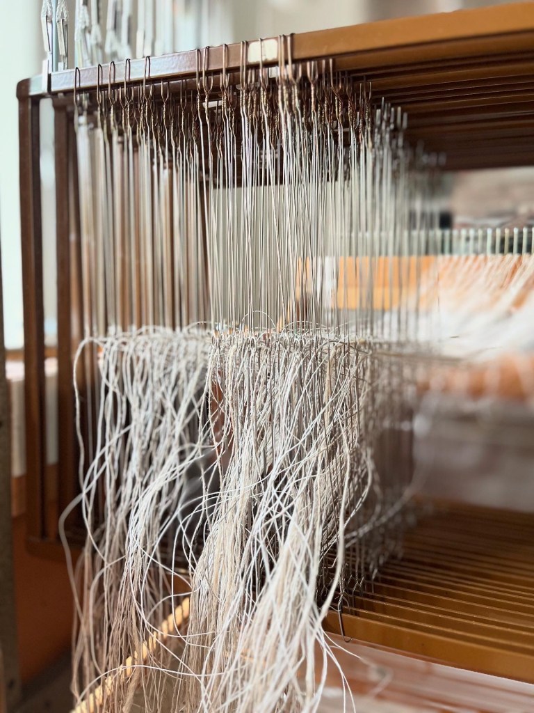 Linen and paper yarn on the loom